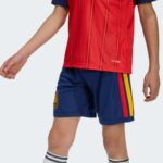 Primera equipación de niño de España para la Final del Mundial 2026. Conjunto de camiseta y pantalón rojos oficiales.