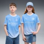 Equipación completa de niño del Manchester City para la temporada 26/27. Camiseta y pantalón de la primera equipación oficial.