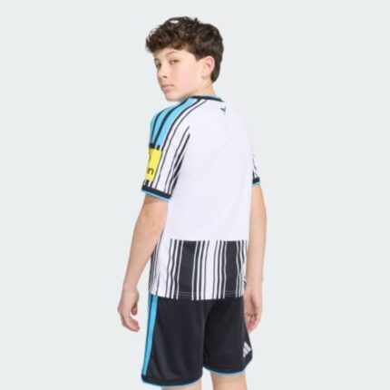 Primera equipación para niño del Newcastle United para la temporada 2026-2027. Camiseta y pantalón con los colores del club.