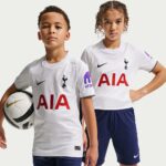Primera equipación de fútbol del Tottenham para niño, temporada 2026/27. Conjunto oficial de camiseta y pantalón corto.