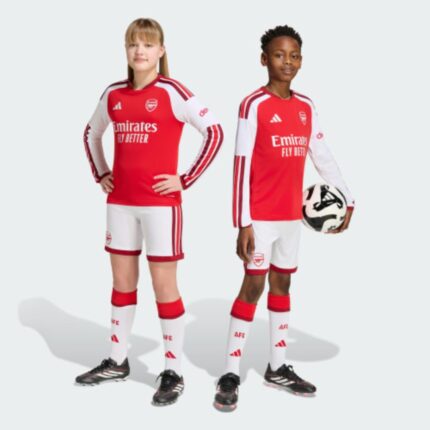 Primera equipación completa para niños del Arsenal FC temporada 26/27. Incluye camiseta, pantalón corto y medias oficiales.