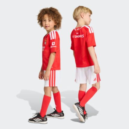 Primera equipación de fútbol del Benfica para niños de la temporada 2026-2027. Conjunto oficial con camiseta y pantalón rojo.