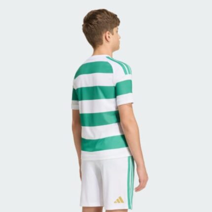 Primera equipación de fútbol para niños del Celtic FC para la temporada 26/27. Incluye camiseta y pantalón corto.