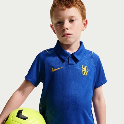 Primera equipación para niños del Chelsea FC 2026. Conjunto oficial de camiseta y pantalón corto azules para los más pequeños.