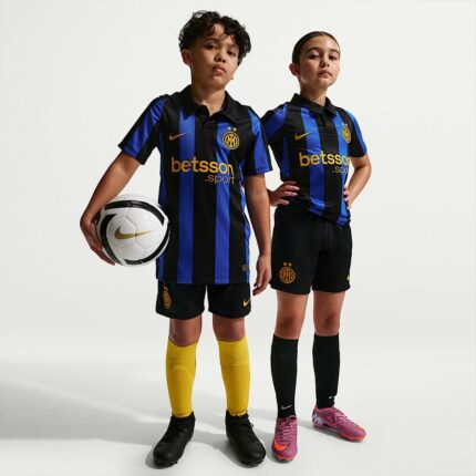 Equipación de fútbol para niños del Inter Milan, primera equipación oficial de la temporada 2026/27. Camiseta y pantalón.