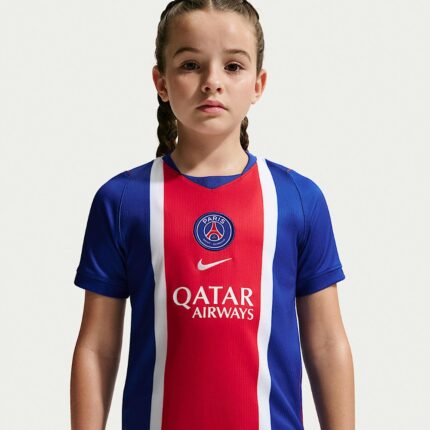 Primera equipación para niños del Paris Saint-Germain temporada 26/27. Conjunto oficial de camiseta y pantalón del PSG.