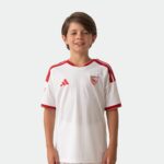 Equipación de fútbol para niños del Sevilla FC, primera equipación para la temporada 2026-2027. Camiseta y pantalón.