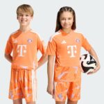 Equipación de portero para niños del Bayern Munich 26/27. Conjunto completo con camiseta de manga larga y pantalón corto.