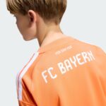 Equipación de portero para niños del Bayern Munich 26/27. Conjunto completo con camiseta de manga larga y pantalón corto.