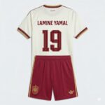 Kit completo de la segunda equipación de niño de la Selección Española 2026 con las dos estrellas de campeón del mundo.