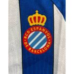 Primera equipación oficial del RCD Espanyol para niño de la temporada 26/27. Conjunto de camiseta y pantalón blanquiazul.