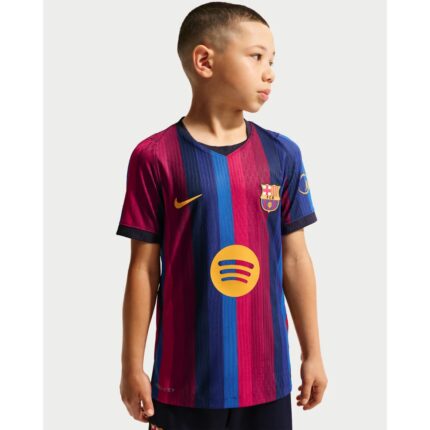 Kit infantil de la primera equipación del Barcelona 2027. Conjunto completo para los jóvenes aficionados culés.