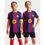 Kit infantil de la primera equipación del Barcelona 2027. Conjunto completo para los jóvenes aficionados culés.