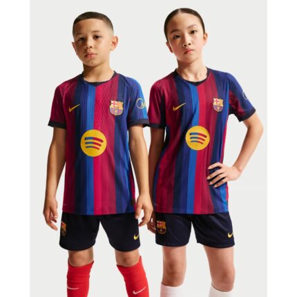 Kit infantil de la primera equipación del Barcelona 2027. Conjunto completo para los jóvenes aficionados culés.