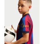 Kit infantil de la primera equipación del Barcelona 2027. Conjunto completo para los jóvenes aficionados culés.