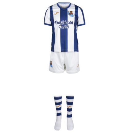 Camiseta y pantalón primera equipación de la Real Sociedad para niños temporada 26/27. Uniforme oficial txuri-urdin infantil.