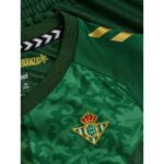 Vista frontal de la segunda equipación de fútbol del Real Betis para niños, temporada 2026/2027. Camiseta y pantalón.