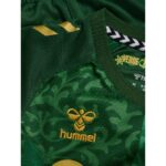 Vista frontal de la segunda equipación de fútbol del Real Betis para niños, temporada 2026/2027. Camiseta y pantalón.