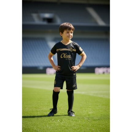 Segunda equipación de fútbol del RCD Mallorca para niños de la temporada 2026-2027. Camiseta y pantalón visitante infantil.
