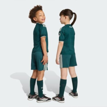 Segunda equipación oficial del Real Madrid para niños de la temporada 2026/2027, con camiseta y pantalón.