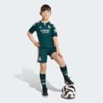 Segunda equipación oficial del Real Madrid para niños de la temporada 2026/2027, con camiseta y pantalón.