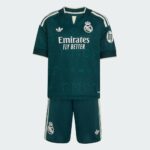 Segunda equipación oficial del Real Madrid para niños de la temporada 2026/2027, con camiseta y pantalón.