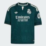 Segunda equipación oficial del Real Madrid para niños de la temporada 2026/2027, con camiseta y pantalón.
