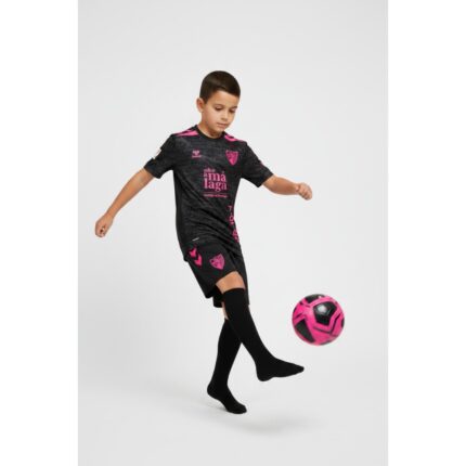 Tercera equipación del Málaga CF para niños de la temporada 2026-2027. Camiseta de fútbol oficial para los más pequeños.