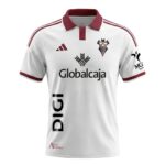 Vista frontal de la camiseta de la primera equipación del Albacete Balompié para la temporada 2026/27, versión de adulto.