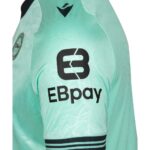 Camiseta de fútbol alternativa del Deportivo Alavés para la temporada 26/27. Segunda equipación oficial para adulto del Glorioso.