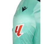 Camiseta de fútbol alternativa del Deportivo Alavés para la temporada 26/27. Segunda equipación oficial para adulto del Glorioso.