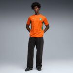 Camiseta de la primera equipación de Costa de Marfil 2026 para adulto. Vista frontal de la camiseta naranja con el escudo.