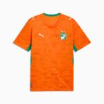 Camiseta de la primera equipación de Costa de Marfil 2026 para adulto. Vista frontal de la camiseta naranja con el escudo.