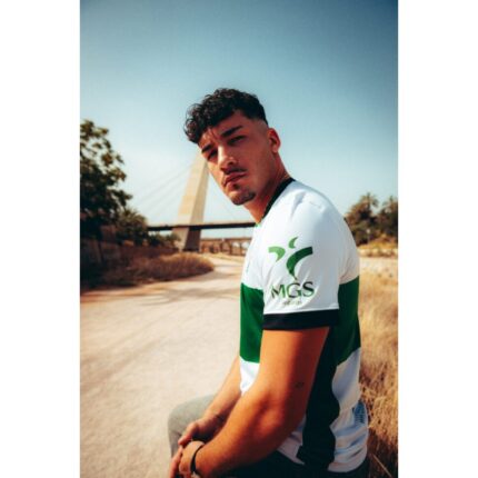 Camiseta de la primera equipación del Elche CF para la temporada 2026/2027, versión de adulto. Color blanco con franja verde.