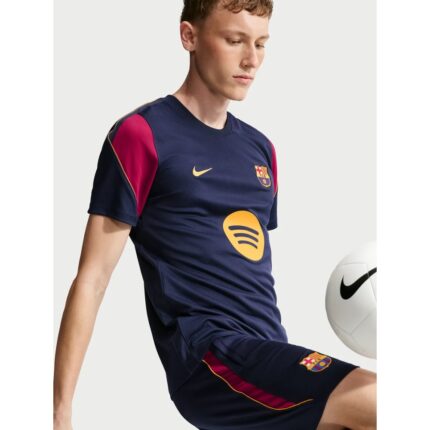 Vista frontal de la camiseta de entrenamiento del FC Barcelona para la temporada 2026-2027, versión de adulto.