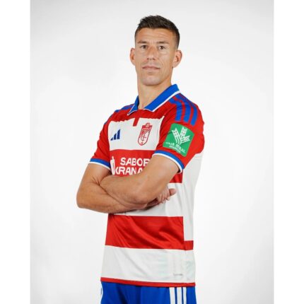 Camiseta oficial del Granada CF para la temporada 2026-2027. Primera equipación de adulto con los colores rojiblancos.