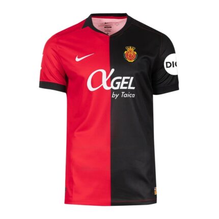 Camiseta oficial del RCD Mallorca para la temporada 2026-2027. Primera equipación de adulto en color rojo y negro.