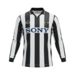 Camiseta retro Juventus 1995/97 primera equipación manga larga — vista frontal en maniquí