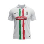 Camiseta retro de la Juventus de la temporada 2010/11, segunda equipación, en color blanco con franjas tricolores. — vista frontal en maniquí