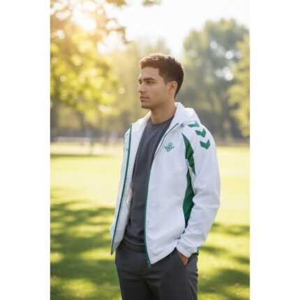 Chaqueta cortavientos oficial del Real Betis para la temporada 2027 en color blanco para adulto.