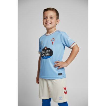 Primera equipación completa para niños del Celta de Vigo temporada 2026/2027. Incluye camiseta celeste, pantalón y medias oficiales.