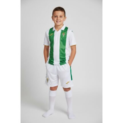 Primera equipación de fútbol del Granada CF para niños, temporada 26/27. Kit oficial completo con camiseta rojiblanca y pantalón.
