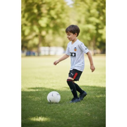 Primera equipación oficial del Valencia CF para niños de la temporada 2026/2027. Camiseta y pantalón blanco y negro.