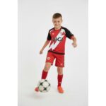 Segunda equipación del Rayo Vallecano para niño, temporada 26-27. Kit oficial de fútbol para los pequeños aficionados franjirrojos.