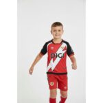 Segunda equipación del Rayo Vallecano para niño, temporada 26-27. Kit oficial de fútbol para los pequeños aficionados franjirrojos.