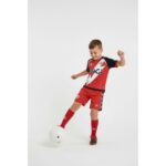 Segunda equipación del Rayo Vallecano para niño, temporada 26-27. Kit oficial de fútbol para los pequeños aficionados franjirrojos.