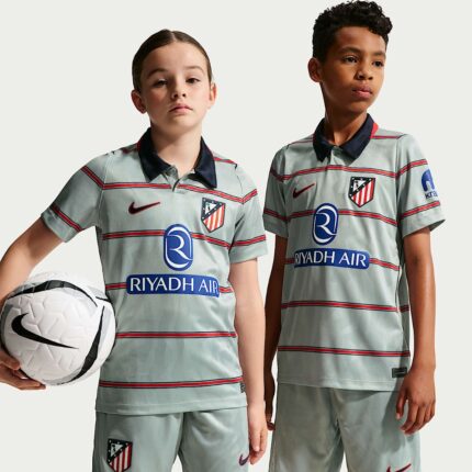Tercera equipación del Atlético de Madrid para niños temporada 2026/27. Kit oficial con camiseta y pantalón corto.