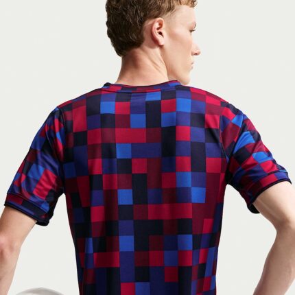 Camiseta de calentamiento pre-partido del FC Barcelona para la temporada 2026/2027, versión de adulto. Vista frontal.