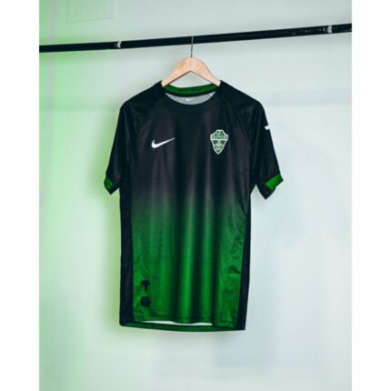 Vista frontal de la camiseta alternativa del Elche CF para la temporada 26/27. Tercera equipación oficial de fútbol para adulto.