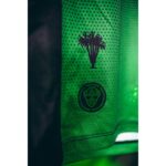 Vista frontal de la camiseta alternativa del Elche CF para la temporada 26/27. Tercera equipación oficial de fútbol para adulto.
